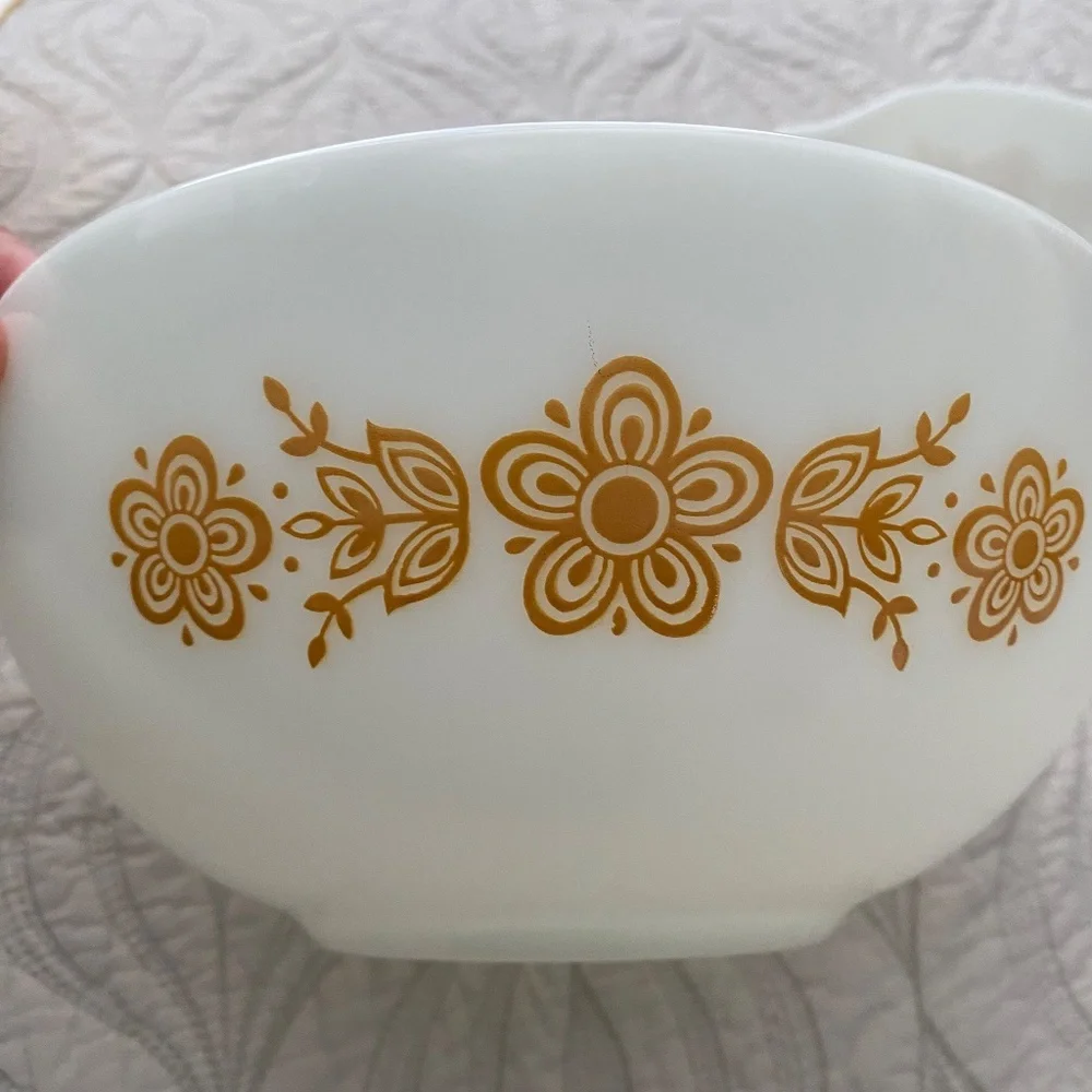 Pyrex/Vintage Set of‎ 3/Gold Butterfly Nesting Mixing Bowls, 1972-1978